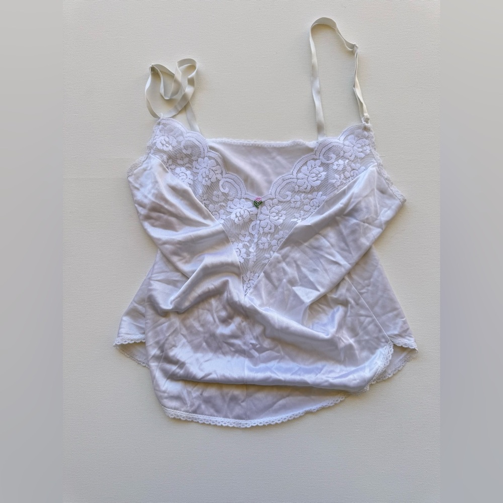 ✨Y2K Elegant White Lace Trim Camisole🌹✨